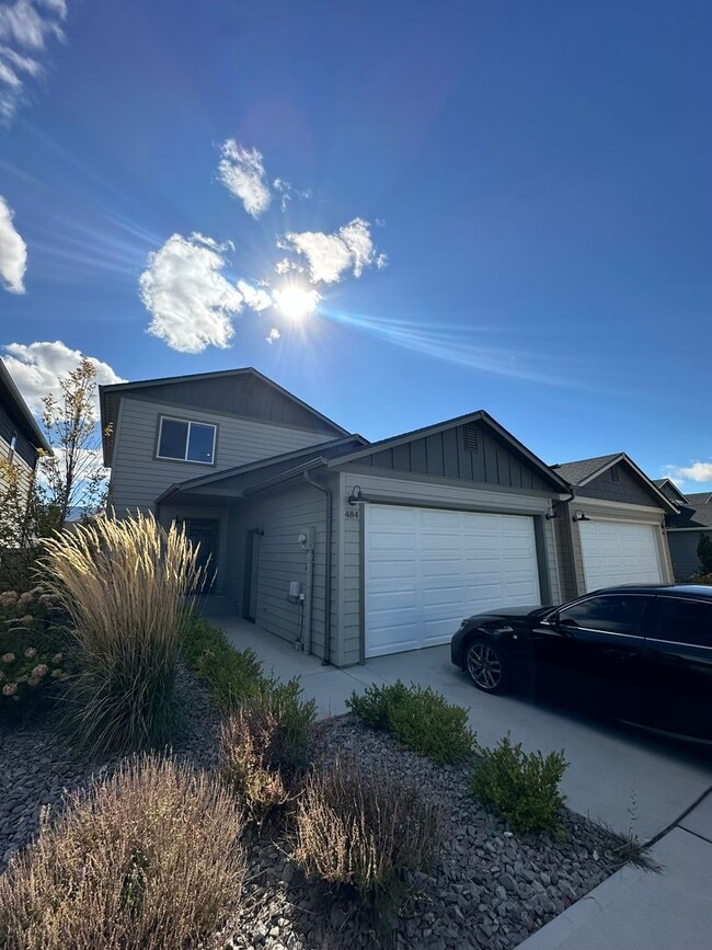 property at 484 S Kansas Loop