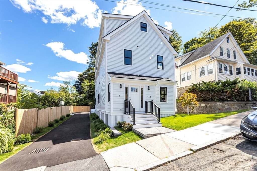 142 Birch St in Boston, MA - Building Photo