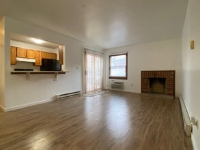 1372 Cunat Ct in Lake In The Hills, IL - Building Photo - Building Photo