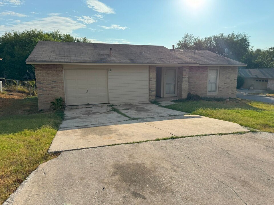 104 Meadow Hill in Converse, TX - Building Photo