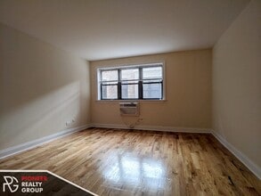 557 W Arlington Pl, Unit 206 in Chicago, IL - Building Photo - Building Photo