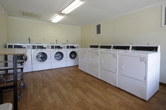 Summer Glen ~ Boutique Cottage Style Living Meets Hassle Free Leasing in Jacksonville, FL - Foto de edificio - Interior Photo