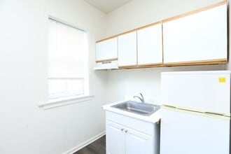 3925 W Irving Park Rd, Unit J01P in Chicago, IL - Foto de edificio - Building Photo