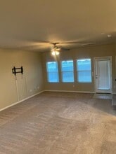 118 Eagle Lake Dr in Hutto, TX - Foto de edificio - Building Photo