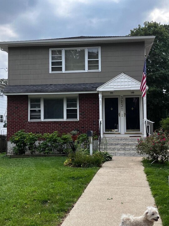 323 Atlantic Ave in Hempstead, NY - Building Photo