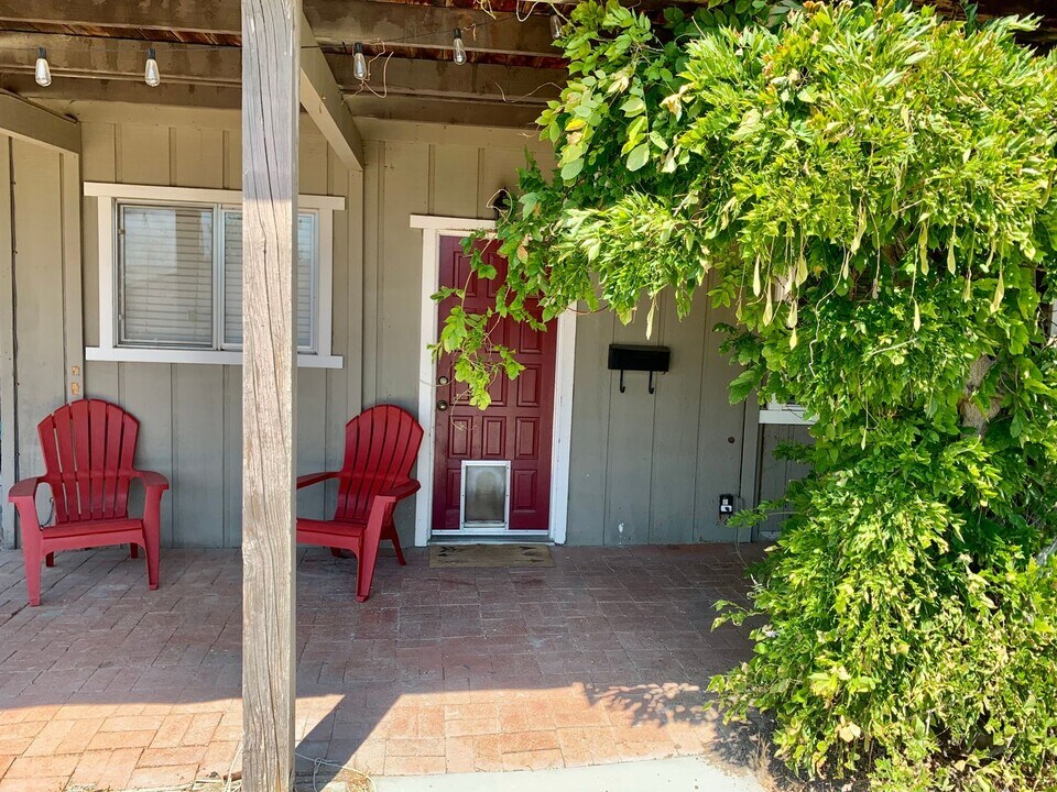 735 N Trigo Ln in Paso Robles, CA - Building Photo