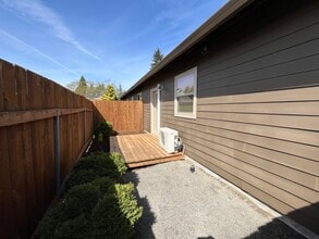13643 E Burnside St, Unit 13651 in Portland, OR - Building Photo - Building Photo