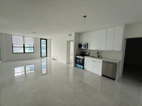 10185 Collins Ave, Unit 1022 in Bal Harbour, FL - Foto de edificio - Building Photo