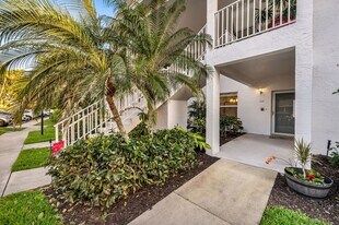 1240 Sarah Jean Cir in Naples, FL - Building Photo