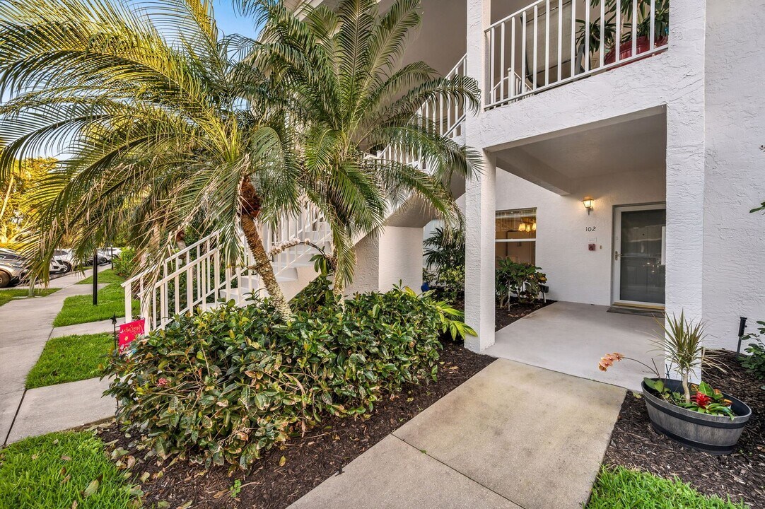 1240 Sarah Jean Cir in Naples, FL - Building Photo