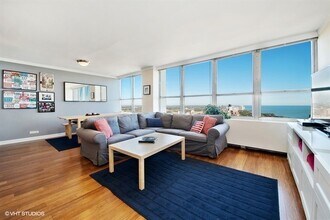 655 W Irving Park Rd, Unit 5504 in Chicago, IL - Foto de edificio - Building Photo