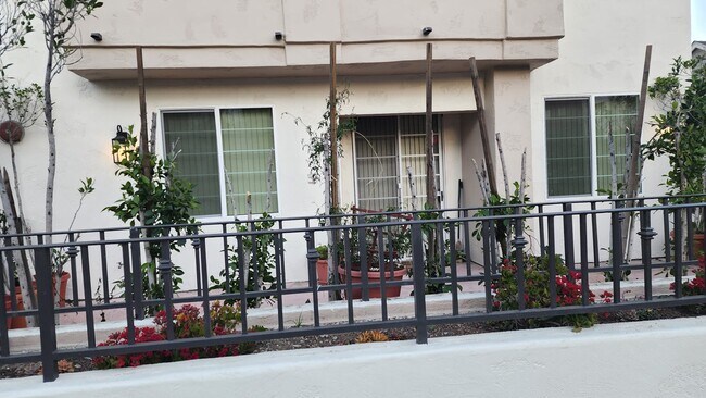 4334 Colbath Ave, Unit 101 in Sherman Oaks, CA - Building Photo - Building Photo