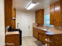 805 Oakwood St photo'