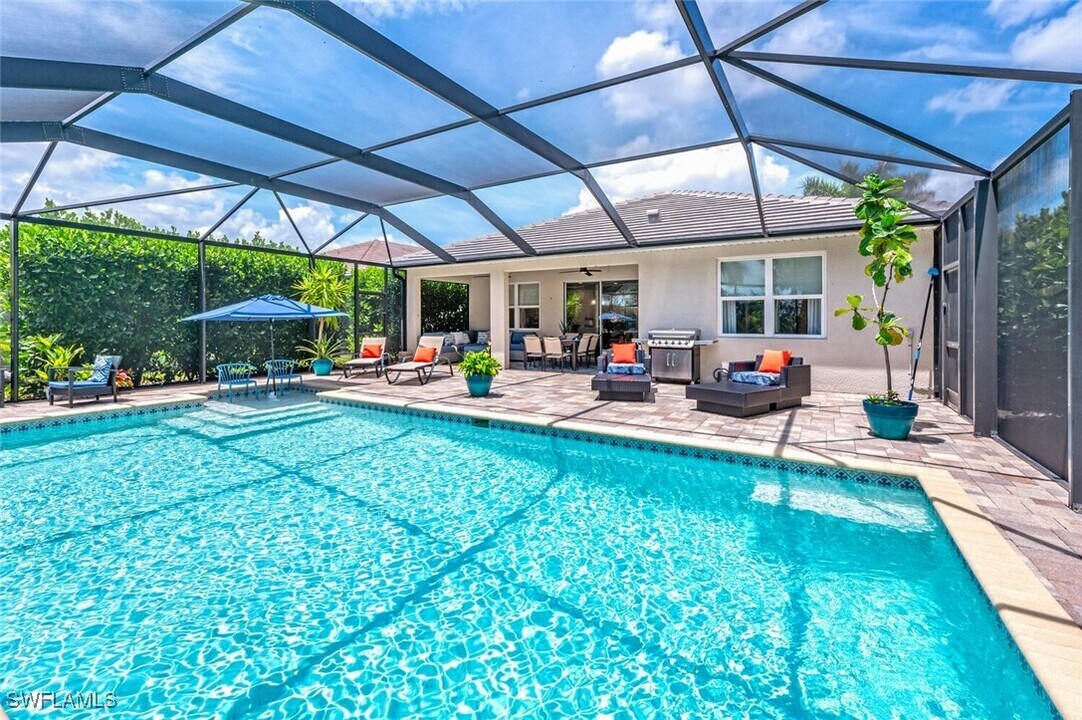 14606 Tropical Dr in Naples, FL - Foto de edificio