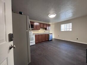 102 Saint John St, Unit B in Midway, PA - Foto de edificio - Building Photo