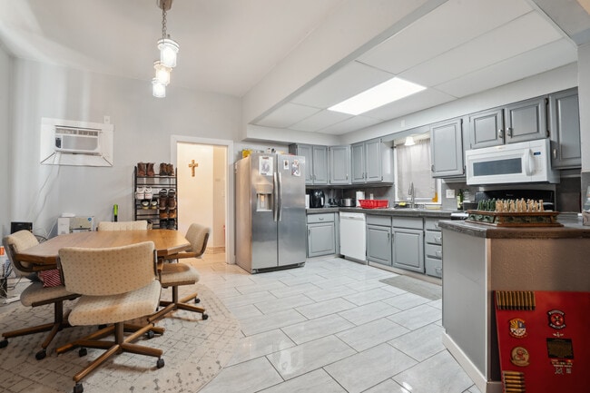 property at 910 W 5th St