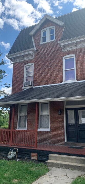 242 Roosevelt Ave in York, PA - Building Photo