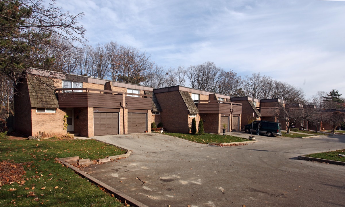 White Oaks in Oakville, ON - Building Photo