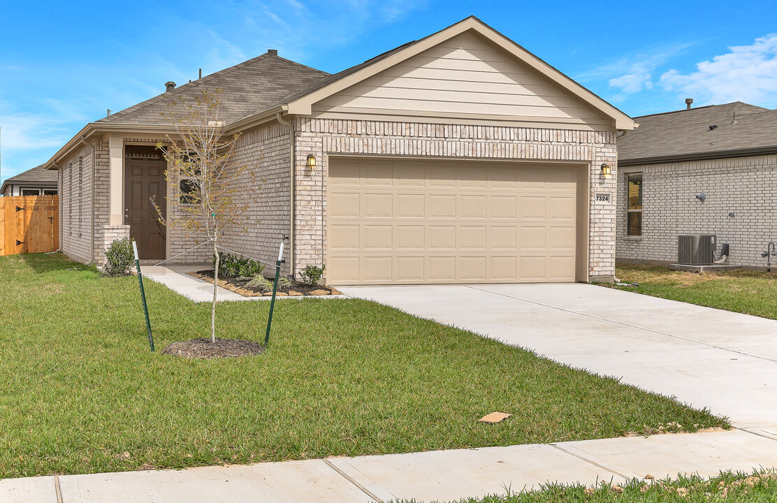 7324 Stella Marina Way in Texas City, TX - Building Photo