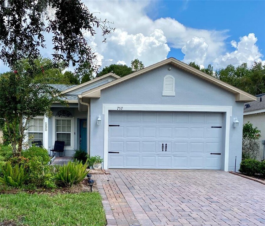 753 Vineyard Way in Kissimmee, FL - Building Photo