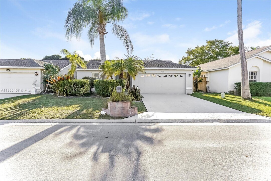 1332 Waterway Cove Dr in Wellington, FL - Building Photo