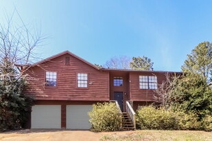 936 Mainstreet Lake Dr in Stone Mountain, GA - Building Photo
