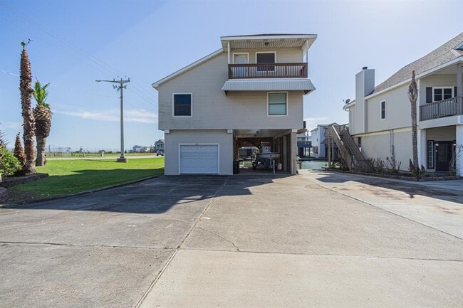 301 Commander Dr in Tiki Island, TX - Building Photo - Building Photo