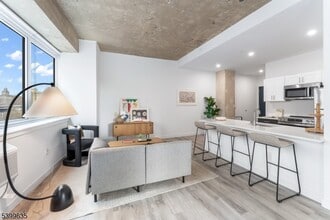 10 Commerce Ct in Newark, NJ - Foto de edificio - Building Photo