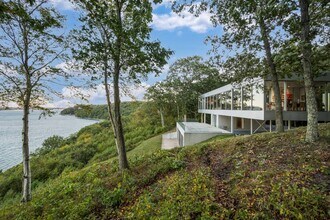 24 Stearns Point Rd in Shelter Island Heights, NY - Foto de edificio - Building Photo