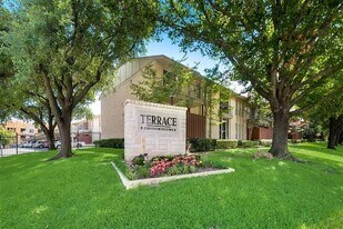 4512 Amesbury Dr, Unit C in Dallas, TX - Building Photo