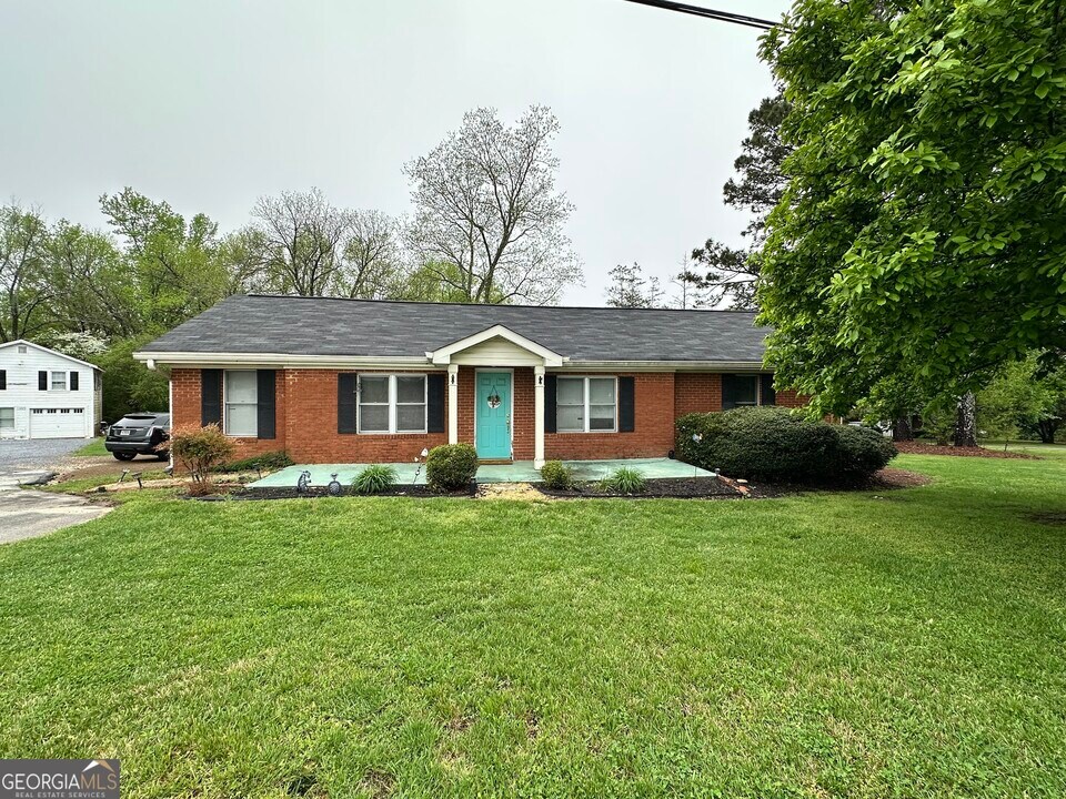 2486 Hilltop Dr in Buchanan, GA - Building Photo