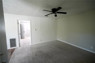 1014 E 23rd St in Bryan, TX - Building Photo - Building Photo