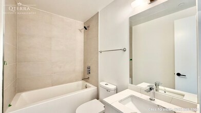 2075 King Rd in King City, ON - Building Photo - Building Photo