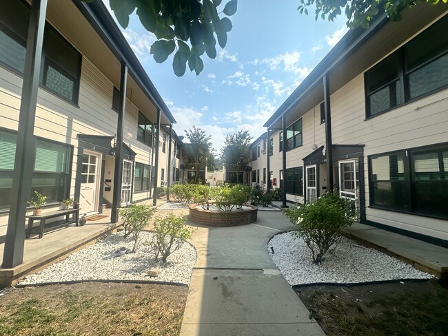 15046 Dickens St, Unit B in Sherman Oaks, CA - Building Photo - Building Photo