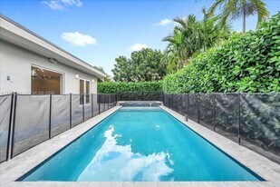 10330 SW 51st St in Miami, FL - Building Photo