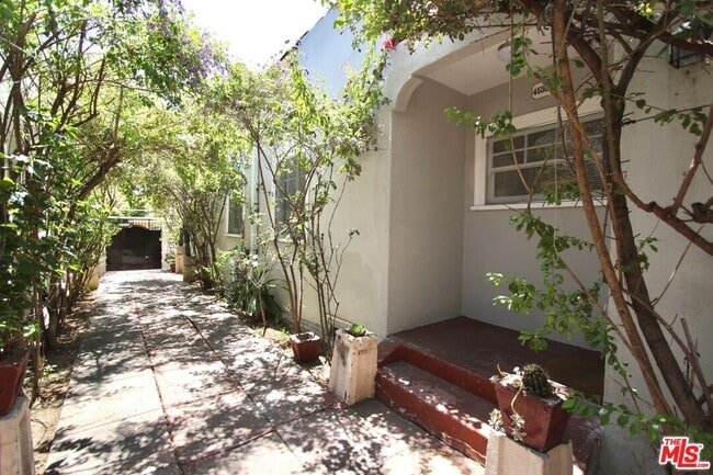 4557 Lexington Ave in Los Angeles, CA - Building Photo - Building Photo