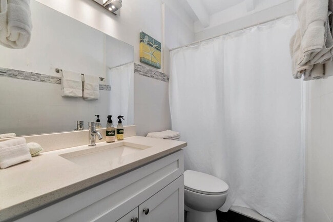 2407 NE 33rd Ave in Fort Lauderdale, FL - Building Photo - Building Photo