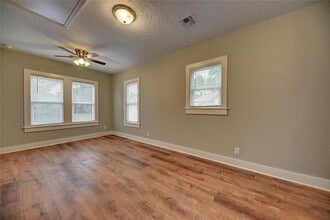 612 S Market St in Brenham, TX - Building Photo - Building Photo