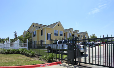 Country Lane in Angleton, TX - Foto de edificio - Building Photo