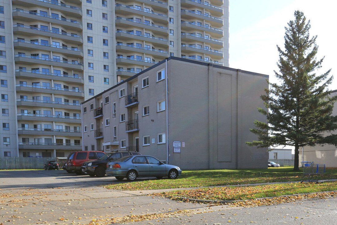 15 Balfour Cres in Kitchener, ON - Building Photo