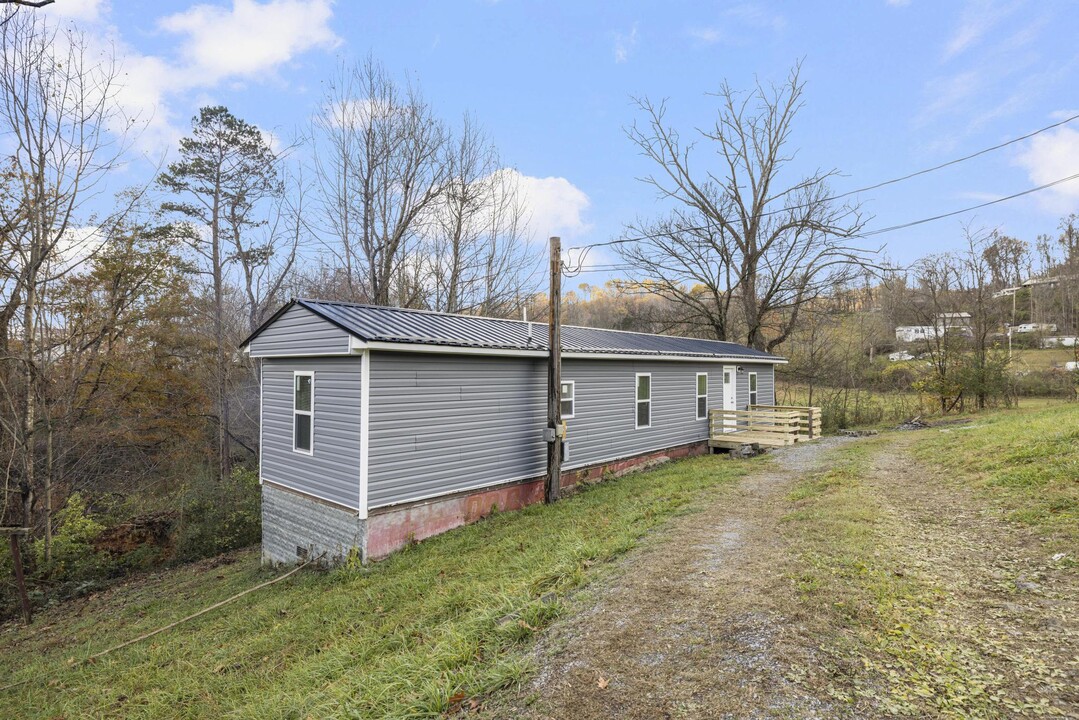 137 Dan Cole Rd in Elizabethton, TN - Building Photo