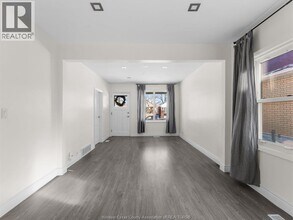 1111 Hall Ave in Windsor, ON - Foto de edificio - Building Photo