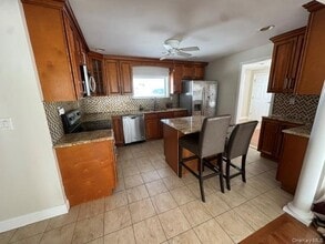 116 Winter Ln in Hicksville, NY - Building Photo - Building Photo