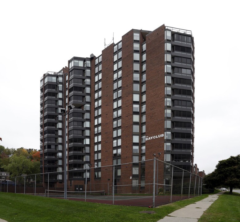 The Bay Club in Barrie, ON - Building Photo