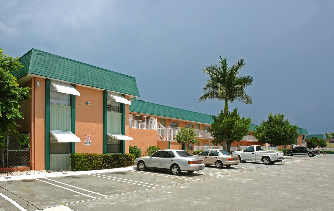 Manor Apartments in Fort Lauderdale, FL - Building Photo