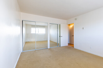 102 S Oxford Ave in Los Angeles, CA - Building Photo - Interior Photo