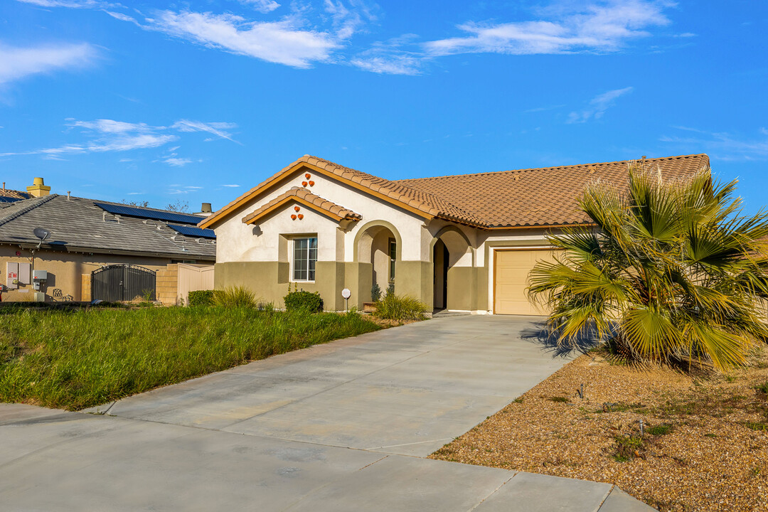 43826 Countryside Dr in Lancaster, CA - Foto de edificio