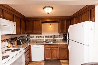 565 Smithfield Rd in North Providence, RI - Building Photo - Building Photo