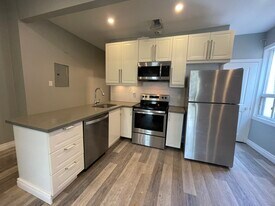 822 Dundas St W in Toronto, ON - Building Photo