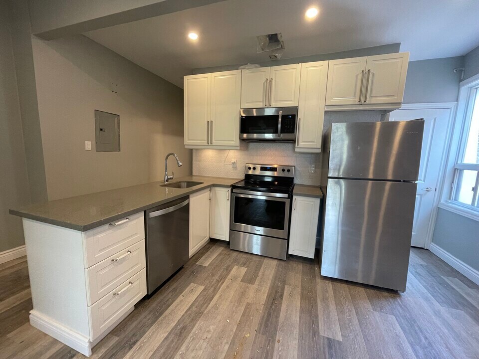 822 Dundas St W in Toronto, ON - Building Photo